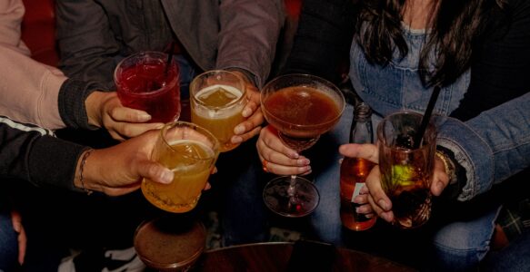 Comment socialiser sans alcool : des liens sincères et le bien-être avant tout