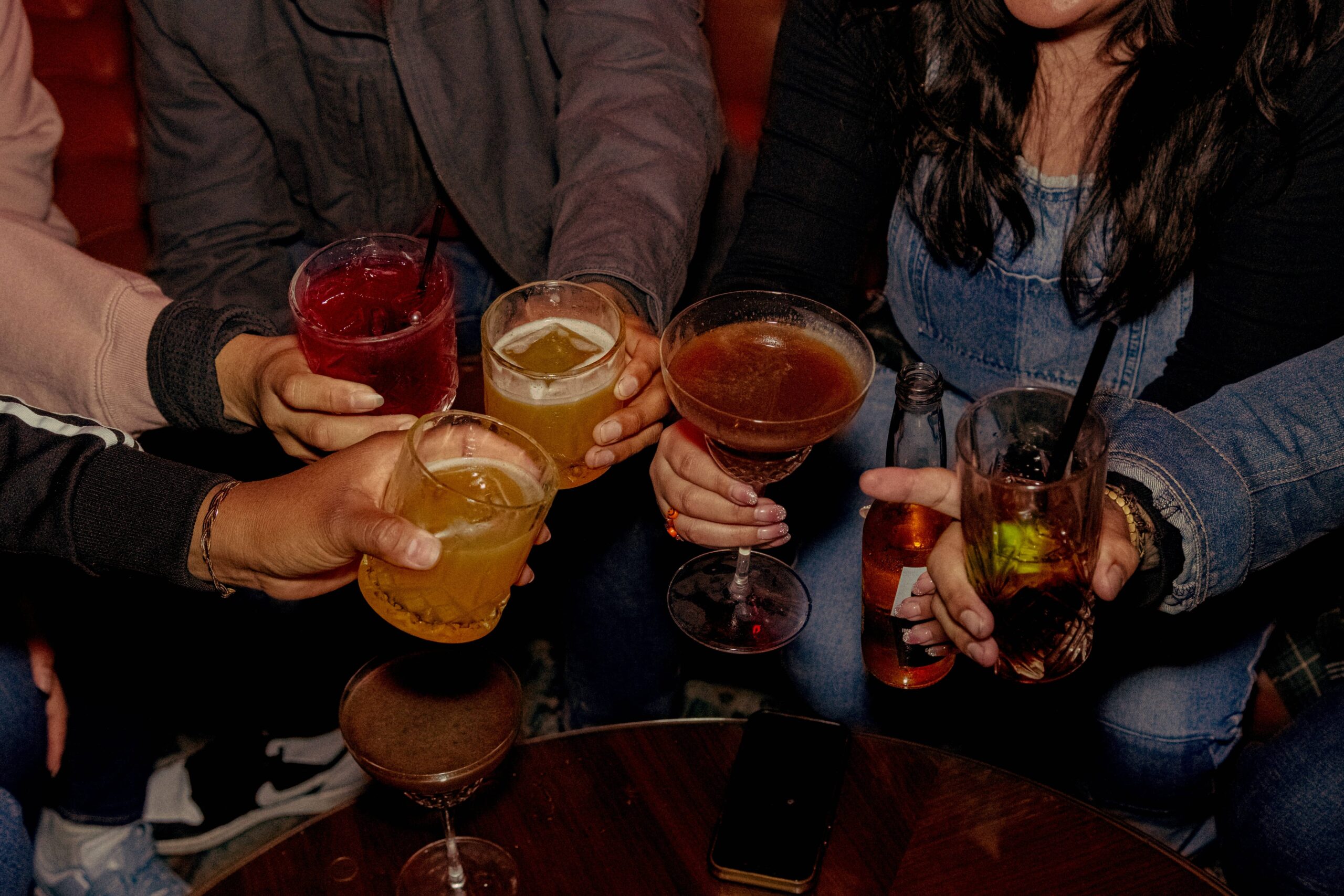 Comment socialiser sans alcool : des liens sincères et le bien-être avant tout