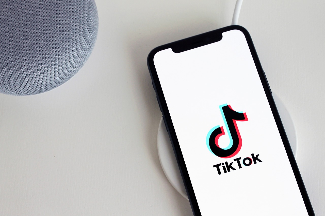 Amnesty International alerte sur les contenus nocifs sur TikTok : une menace silencieuse pour les jeunes